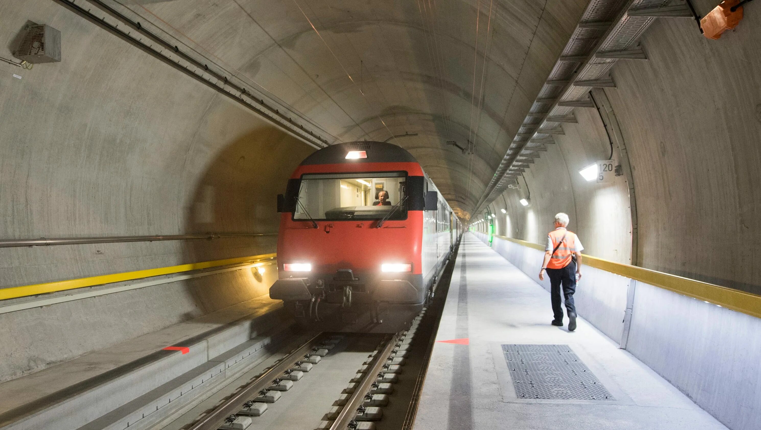 Перед входом в тоннель пассажирского поезда. Готардский Железнодорожный тоннель (1882). Gotthard Base tunnel. Готардский тоннель. Готардский базовый тоннель.