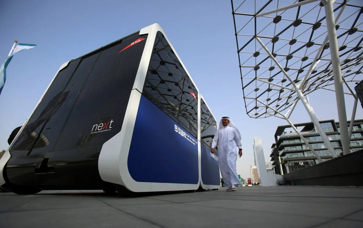 Автономный беспилотный. Autonomous pods Дубай. Метро беспилотник Дубай. Беспилотное метро в Дубае. Беспилотные поезда в Дубае.