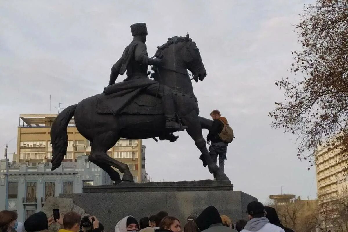 Памятники и скульптуры лошади. Памятник всадник скобелев на коне в москве. Памятники верхом на коне. Аничков мост скульптуры. Памятник мужик на коне.