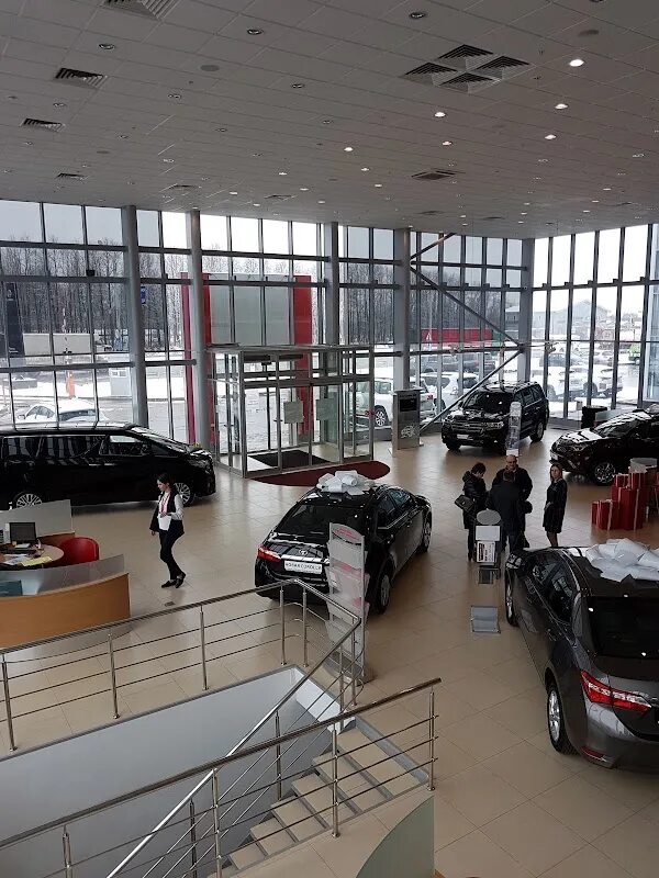 Автосалон киев. Тойота центр тверь. Автосалон тойота в ярославле. Автосалон тойота в ярославле. Тойота дилер центр.