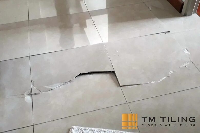 пустота под кафелем. пустоты под плиткой. бракованная плитка. пустоты под плиткой на полу. резиновый люк для плитки 50 на 50.