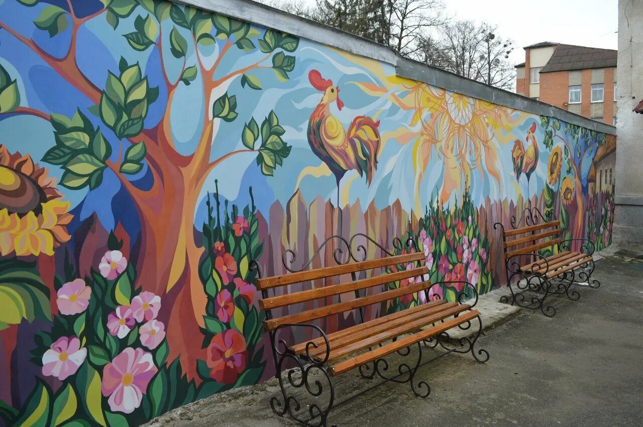 Рисунок на стене улица. Разрисованный забор. Расписной забор. Разрисованные стены на улице. Роспись уличных стен.
