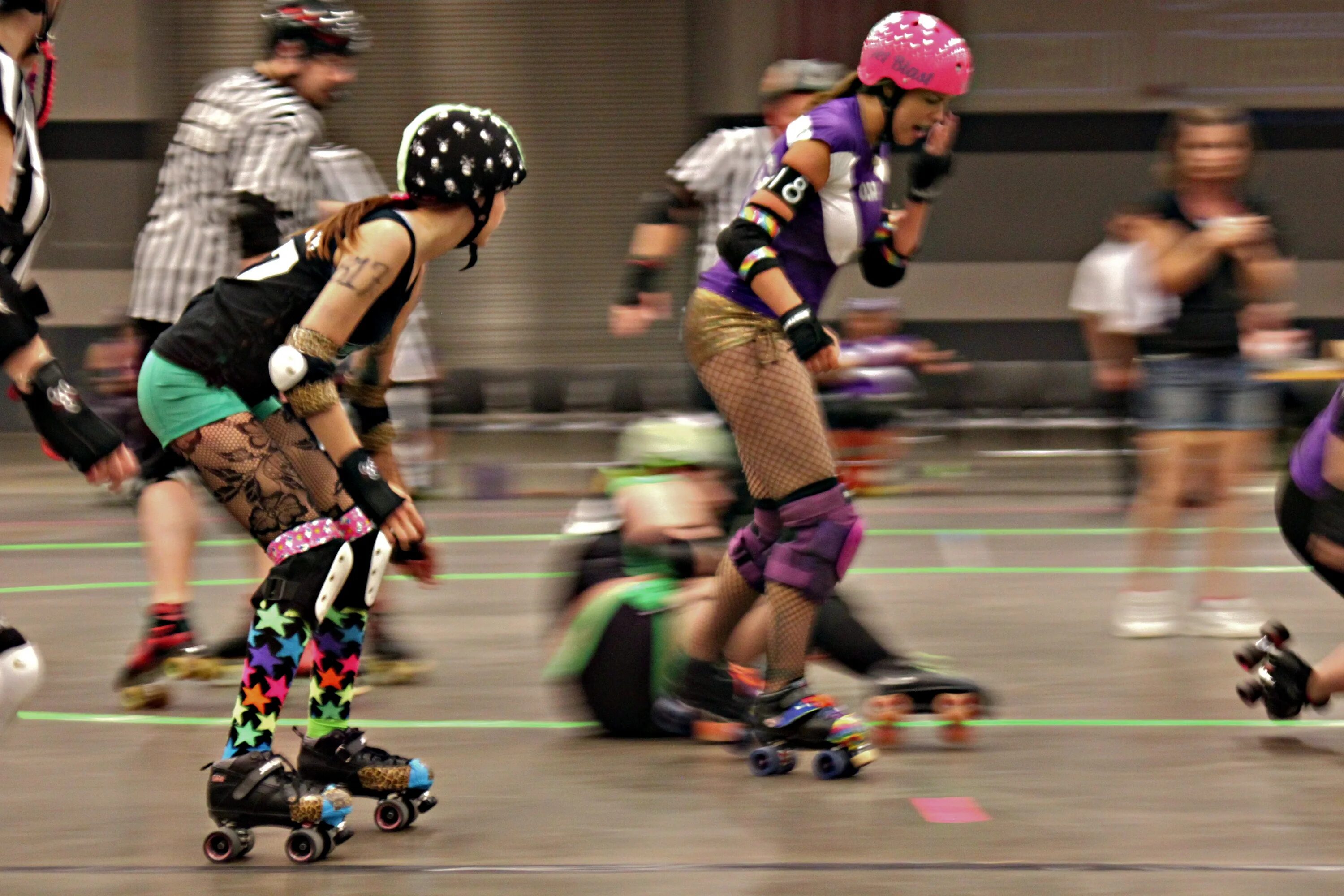 Ролики где научиться. Скейт Roller Derby. Роллер дерби ролики. Роликовые коньки Roller Derby Firestar. Roller Derby спорт.