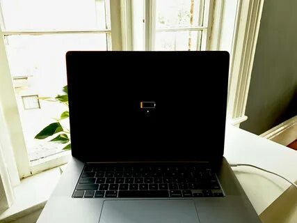 Macbook черный экран