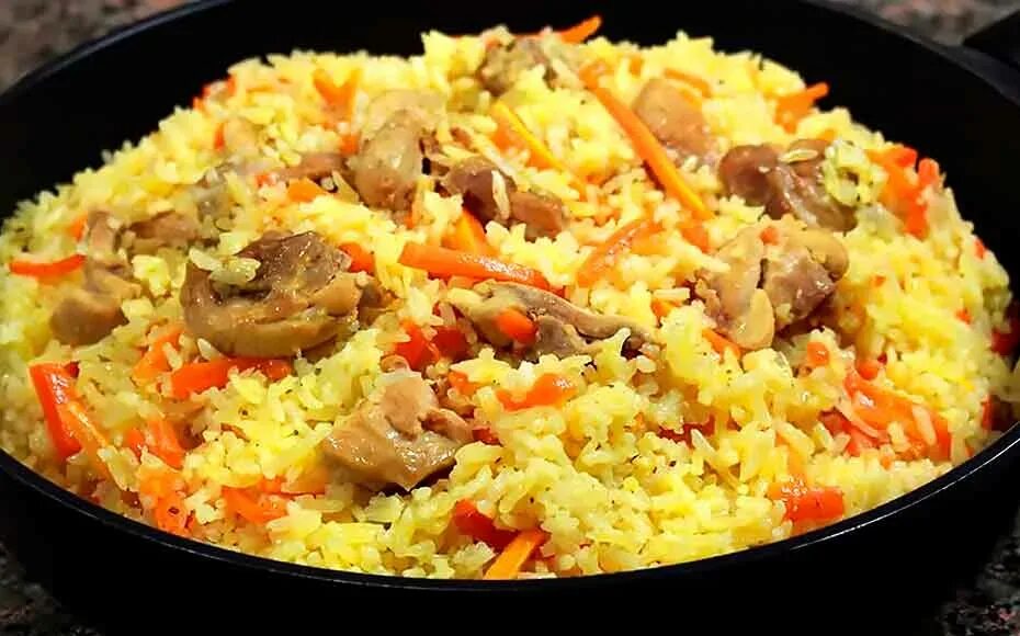 Как правильно варить рассыпчатый плов. Рис для плова рассыпчатый. плов с курицей. плов с курицей на сковороде. плов в мультиварке с курицей.