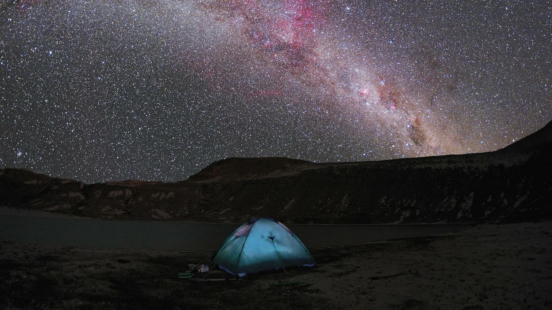 Windows 10 camp. Звездное небо и палатка. Палатка на фоне звездного неба. Млечный путь палатка. Млечный путь фото.
