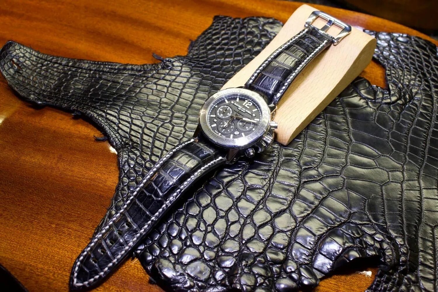 Ремешок из кожи крокодила. Ремешок для часов из крокодиловой кожи. Браслеты для часов из крокодила. Часы из крокодиловой кожи.