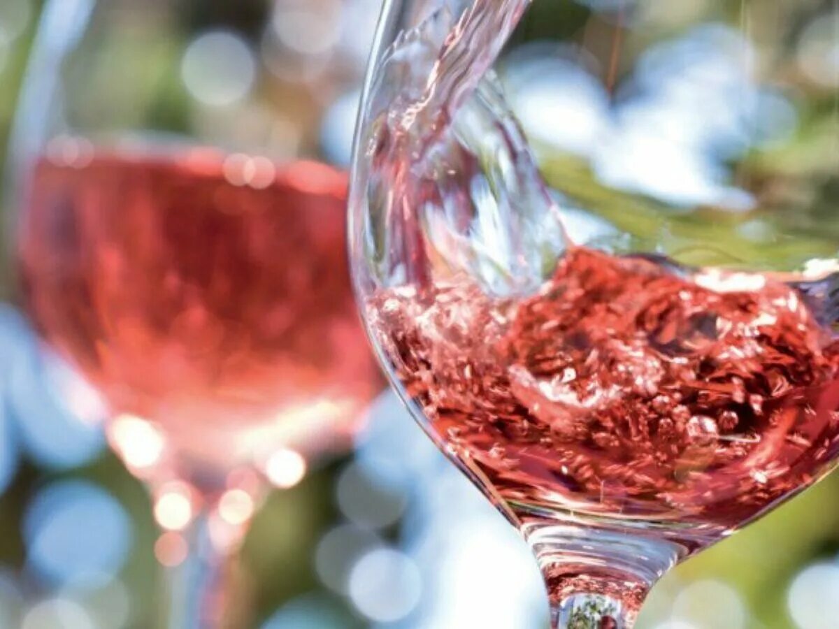 Вкус розового вина. Розовое вино. Розовое вино в бокале. Розе вино. Розовое вино дегустация.