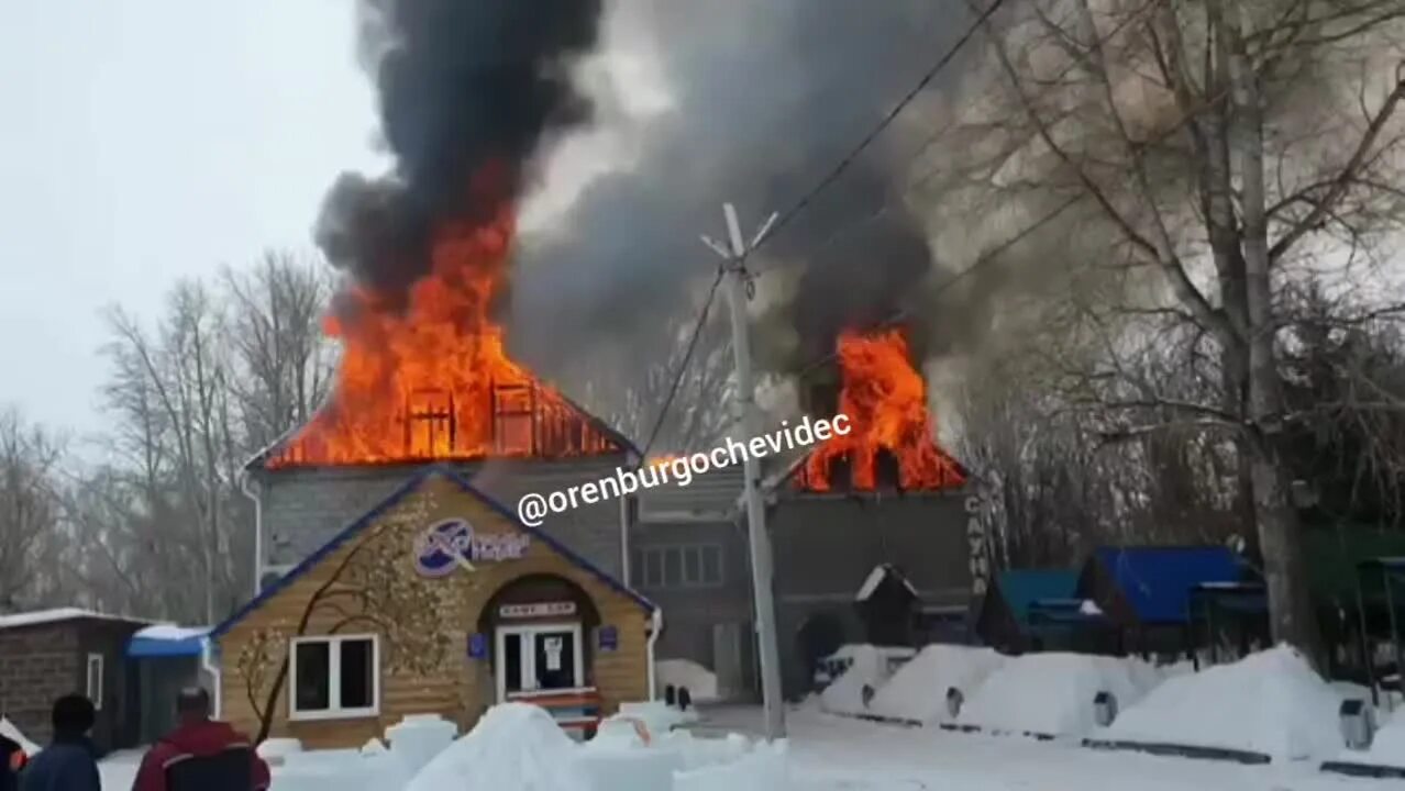 Сгорел парк. Сгорела сауна Оренбург. Экстрим парк Оренбург сауна. Пожар в парке. Пожар в парке Качкар Оренбург.