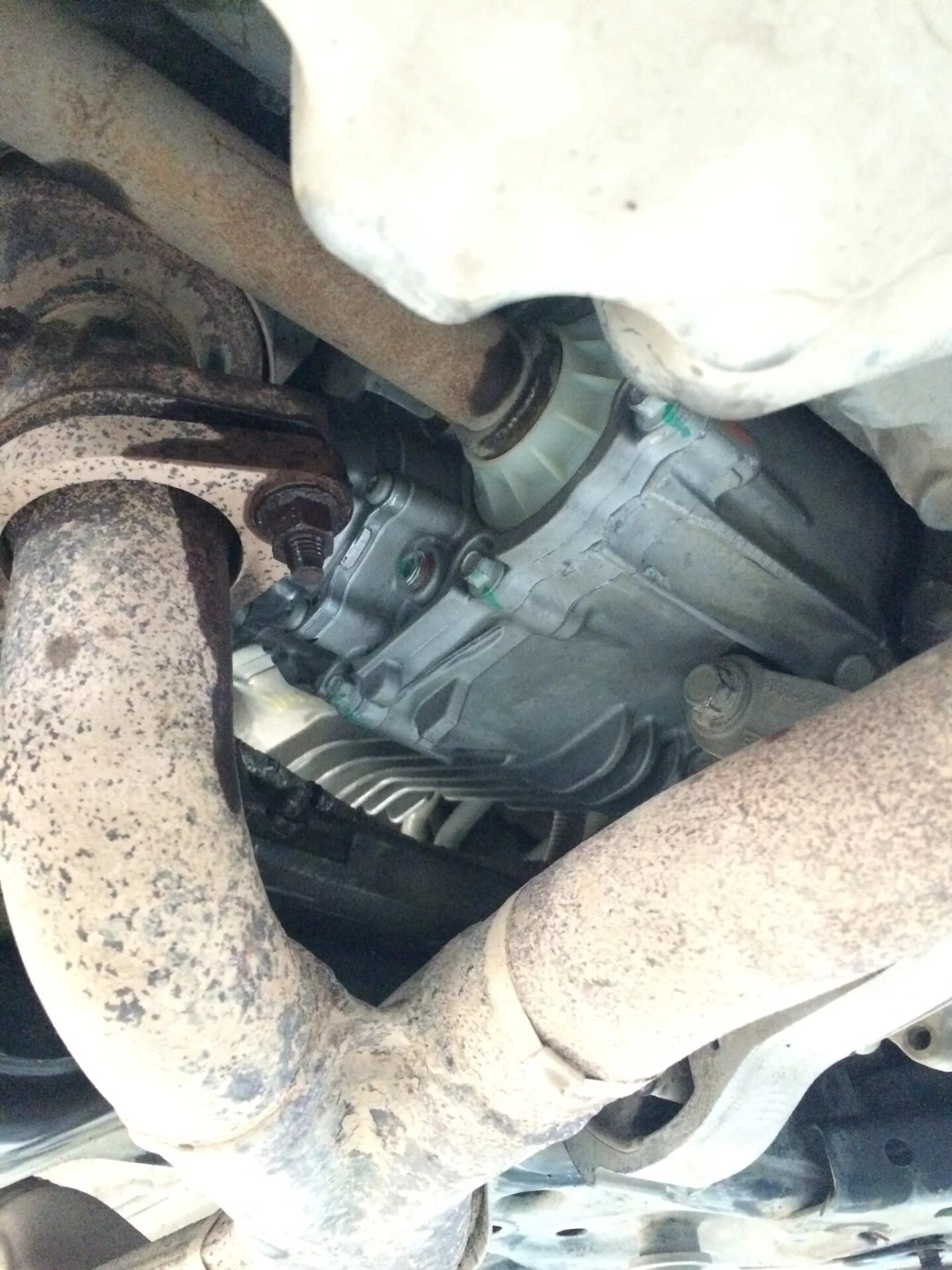 Ford explorer 2013 3. Форд эксплорер 2015 пробка сливная в раздатке. Раздатка ford explorer 5. Пробка раздатки форд эксплорер 5. Замена масла ford explorer.