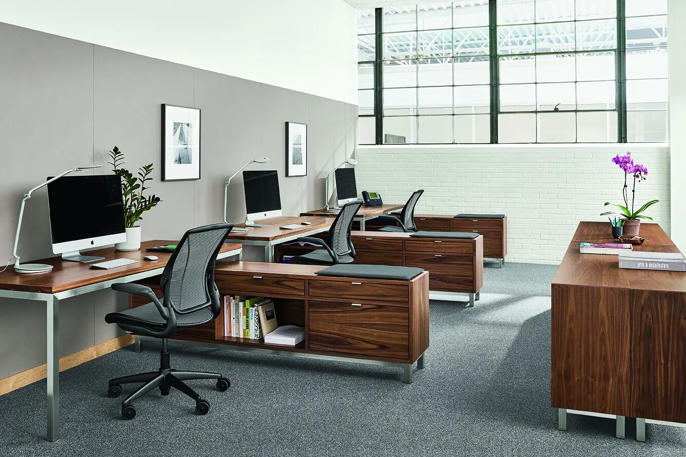 Интерьер офисного пространства. It сотрудник. Офисный сотрудник. Можно ли в офисе. Офисный сотрудник.