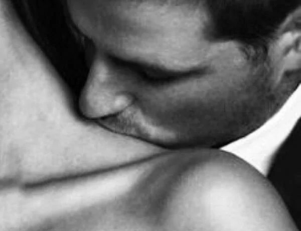 Поцеловать тело. Целует в шею. Нежный поцелуй в шею. Целует спину.