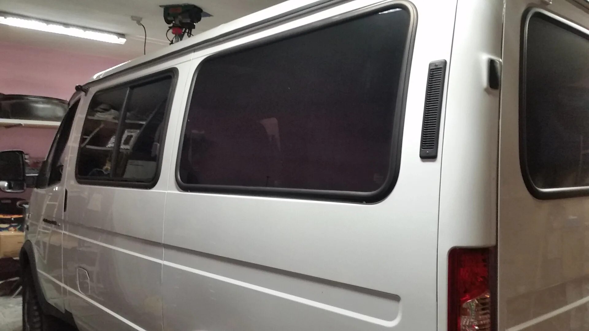 Стекло сдвижное соболь 2217 боковое. Газ 2705 стекло боковое. Боковое сдвижное окно соболь 2217. Панорамные стёкла на газ 2217. Стекла соболь.