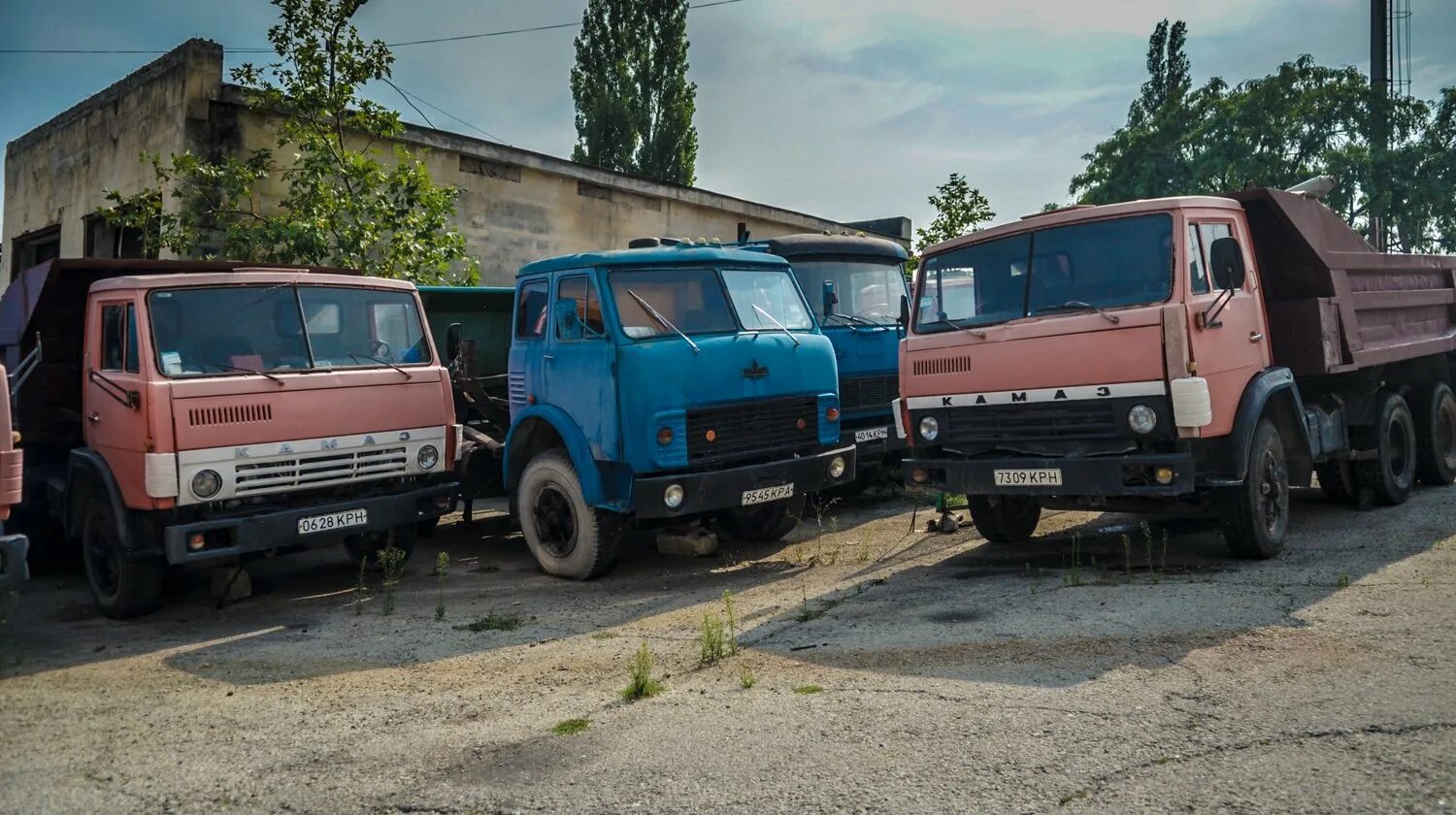 Камаз старик. Камаз 5511 ржавый. камаз 5410. камаз 55111. камаз 5320 в атп ссср. камаз 5320 заброшенный.