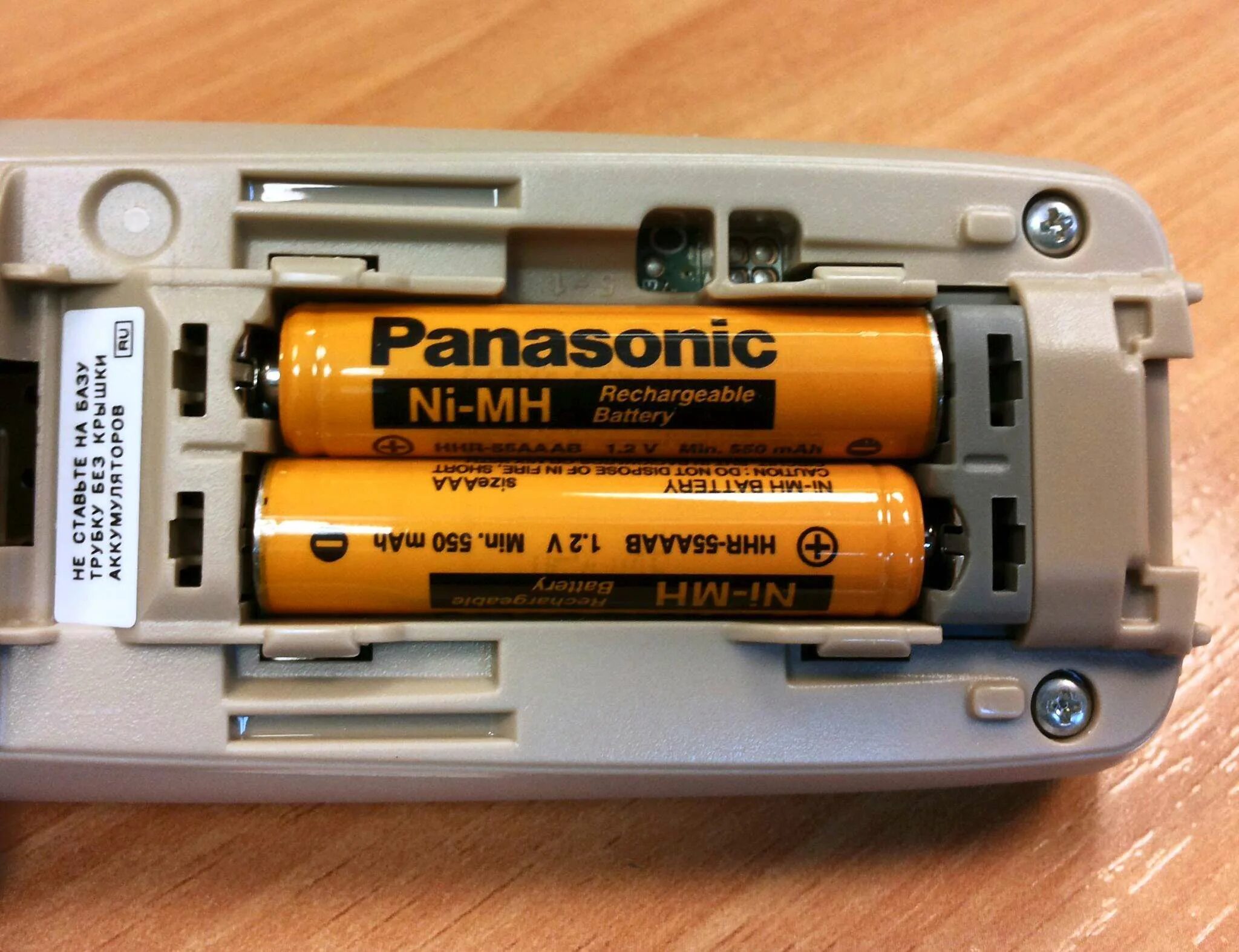 Аккумулятор надо телефон. Аккумуляторные батарейки на радиотелефон Панасоник. Батарейки для радиотелефона Panasonic. Аккумуляторные батарейки пальчиковые для радиотелефона Панасоник. Батарейки Панасоник для телефона Панасоник.
