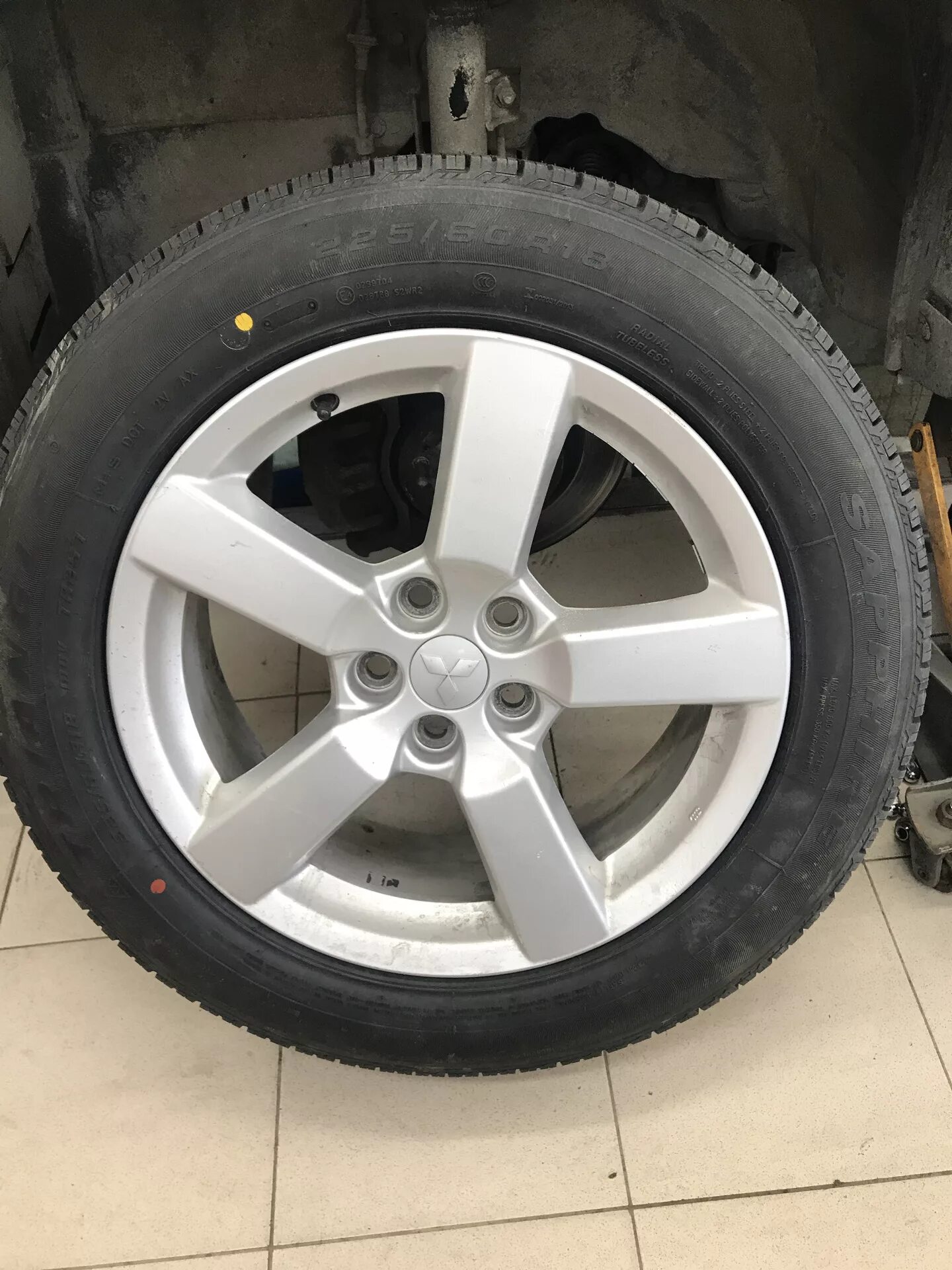 Шины 215/65/16 на аутлендер xl. Marshal wintercraft suv ws71. 235 60 18 mitsubishi outlander xl. Штатное колесо. 235 60 r18 outlander3.