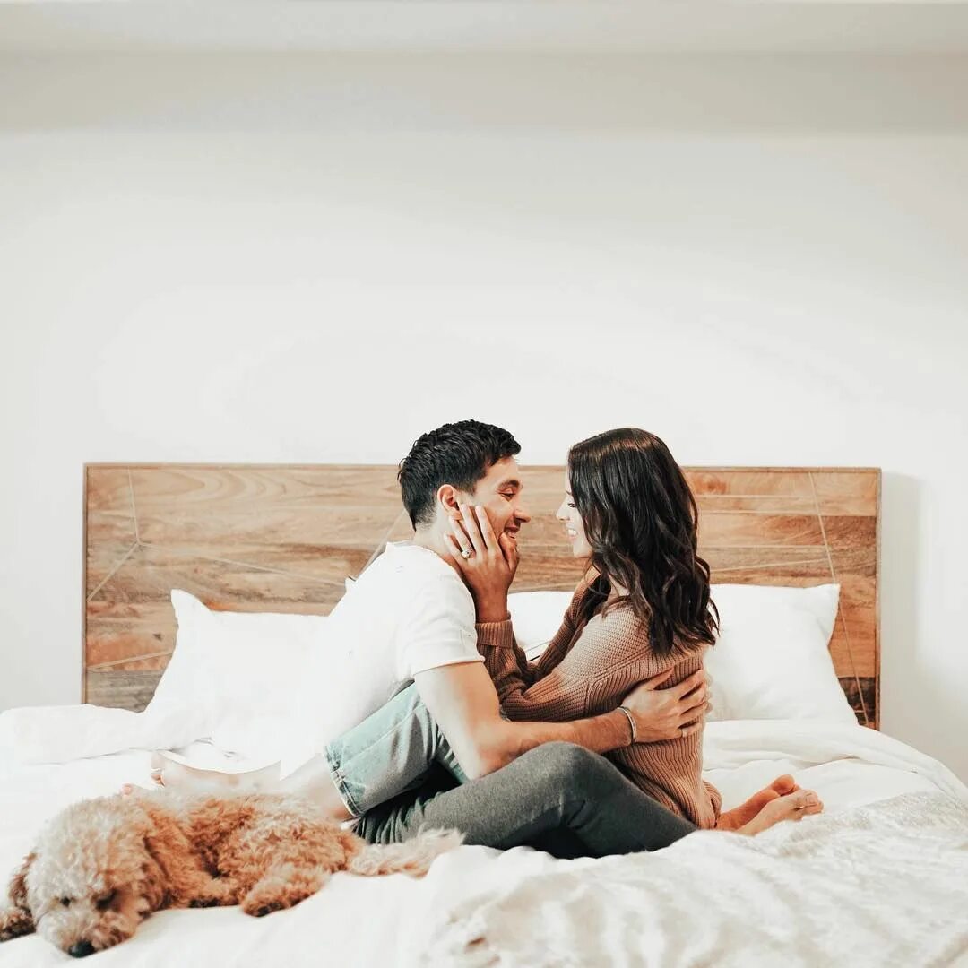 Крепкие объятия. Красивая квартира пара беременность. We each other since. Парные на спальни. Картинки кайфовые парные на спальни.