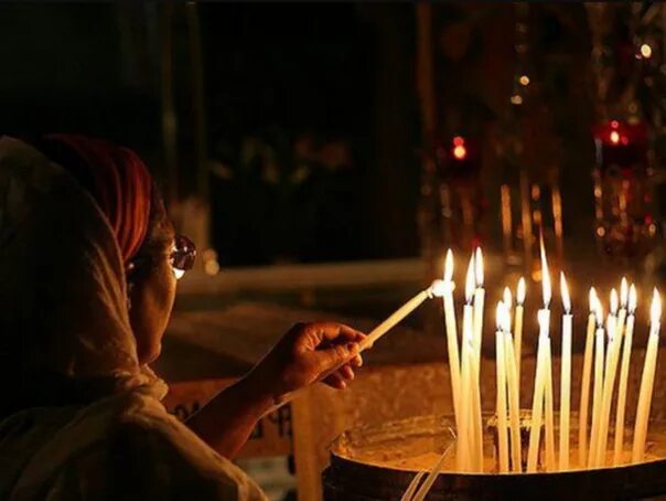 Мужчина ставит свечу. Девушка в храме. Бабушка со свечкой. Человек свеча храм. Свеча за здравие.