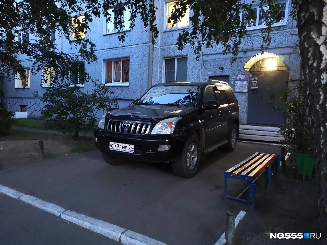Чтобы пройти от подъезда до машины. Машина в подъезде. машина возле подъезда. автомобиль припаркован у подъезда. машина перед подъездом.