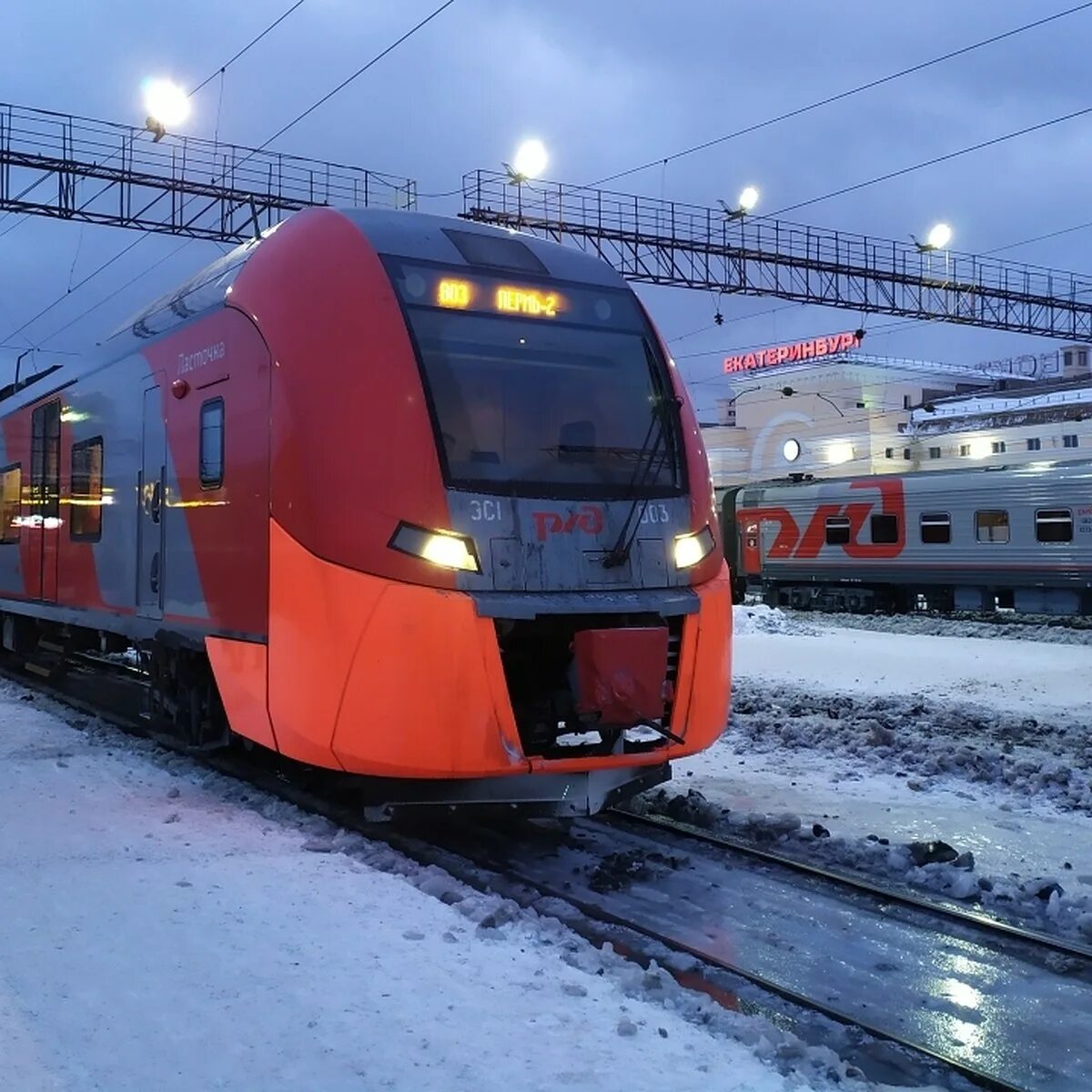 Электричка челябинск екатеринбург ласточка. Электропоезд Ласточка Екатеринбург. Ласточка электропоезд Пермь. Электричка Ласточка Екатеринбург. Поезд Ласточка Пермь.