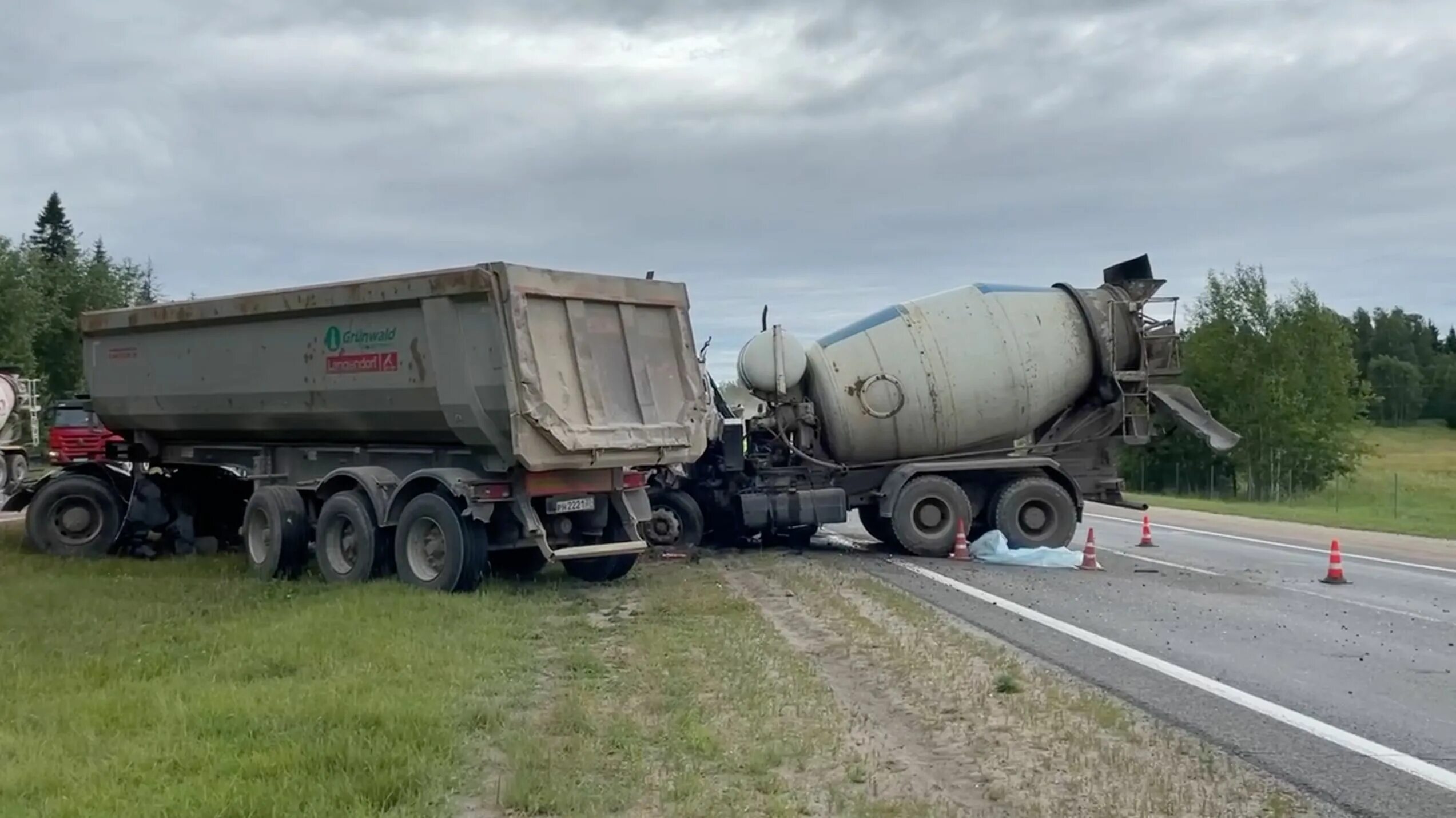 Авария на трассе м8 сегодня ярославская область. Фура машина. Камаз на трассе. Дорожно-транспортное происшествие. Авария на трассе м8 ярославская область.