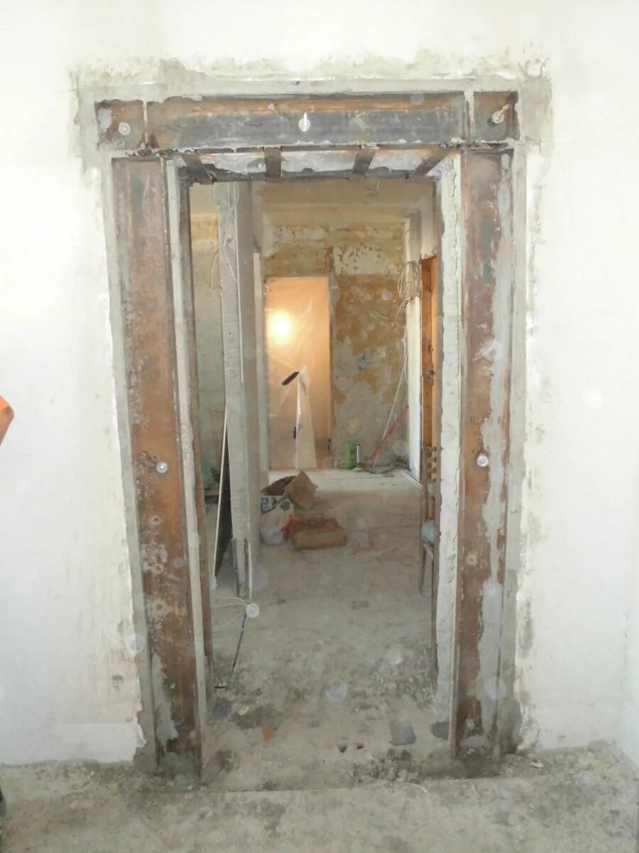 проем в несущей стене. усиление дверного проема в несущей стене. усиление проемов в межкомнатную дверь. проем в панельном доме. дверной проём в несущей стене.