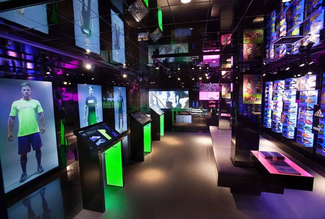 Digital games store. Витрина компьютерного магазина. витрина магазина компьютерных игр. компьютерный магазин интерьер. digital signage экраны.