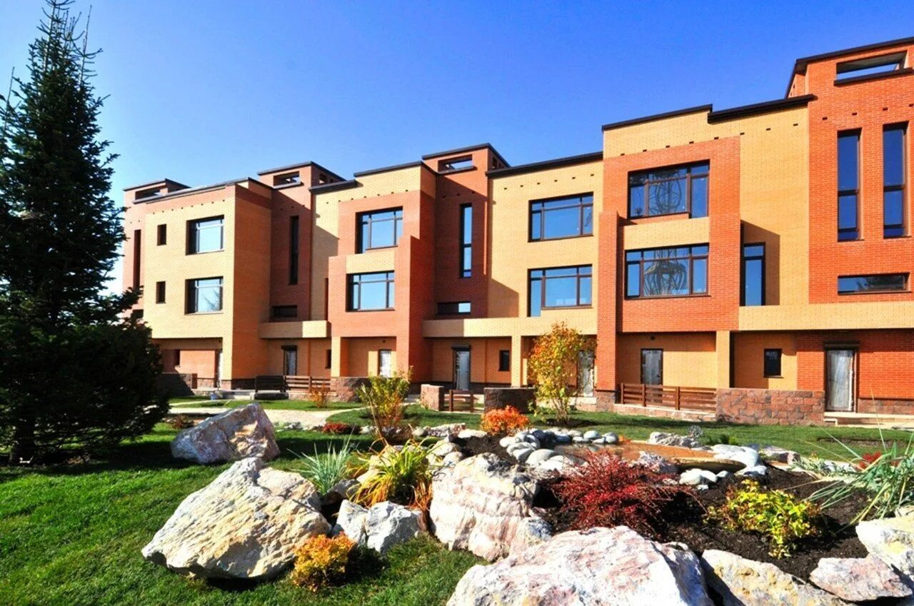 Шале пост энд бим. Кедровый двор шерегеш. Кедровый дом дивногорск. Таунхаусы алматы. Кедровый коттедж.