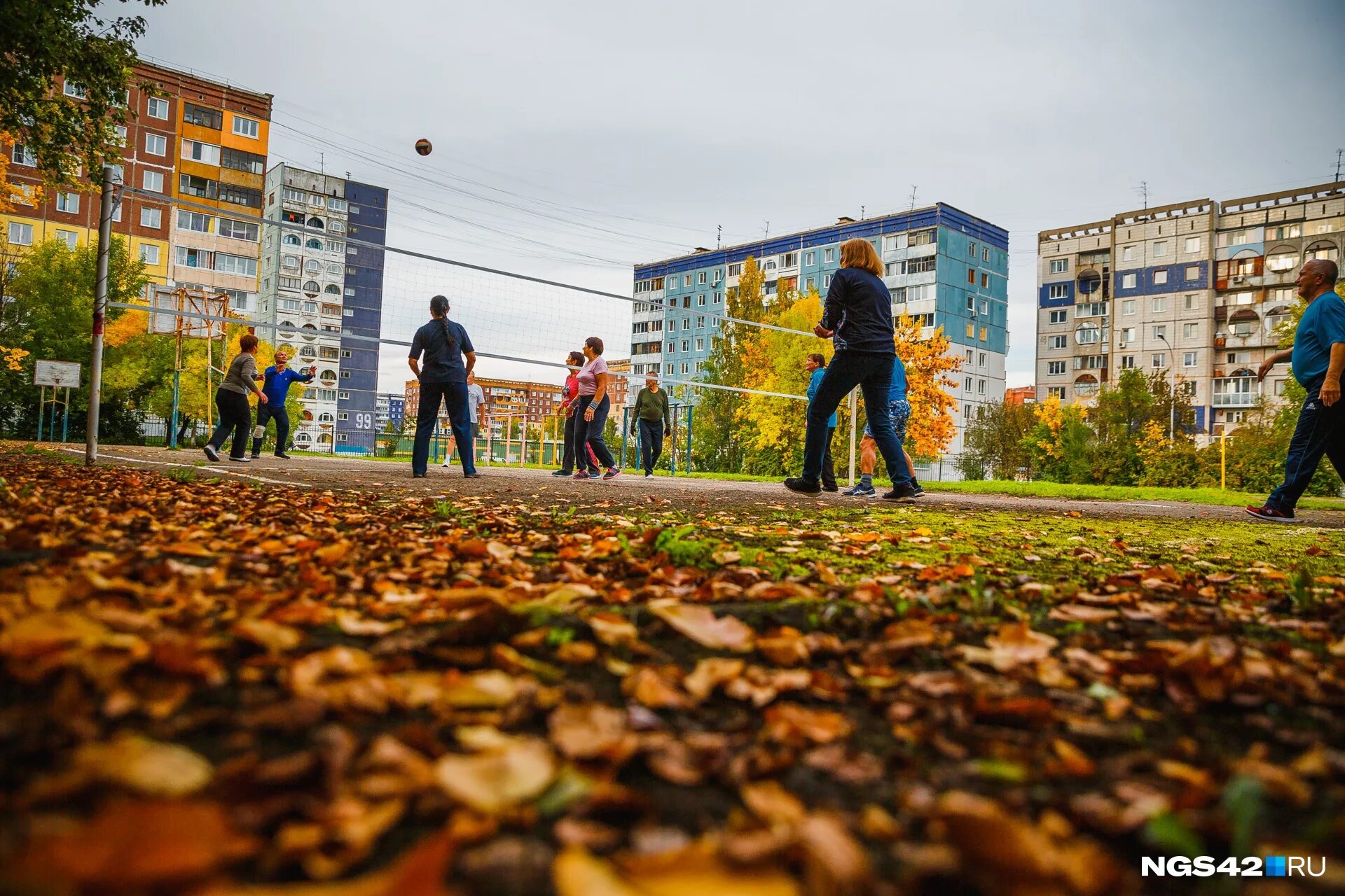 кемерово осенью. кемерово набережная осень. золотая осень в кемерово. осень парк кемерово. набережна якенмерово осень.
