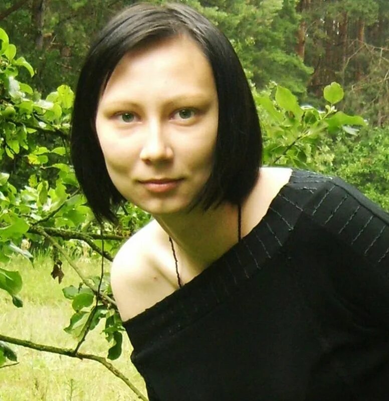 Знакомится просто