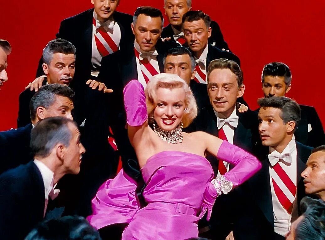 Женщина в окружении мужчин. Мэрилин Монро джентльмены предпочитают блондинок платья. Мэрилин Монро джентльмены предпочитают блондинок розовое платье.