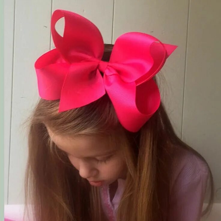 Бант большой как у куклы. Девочка с бантиком кукла. Бант больше головы. Ободок с бантом. Бант на голову.