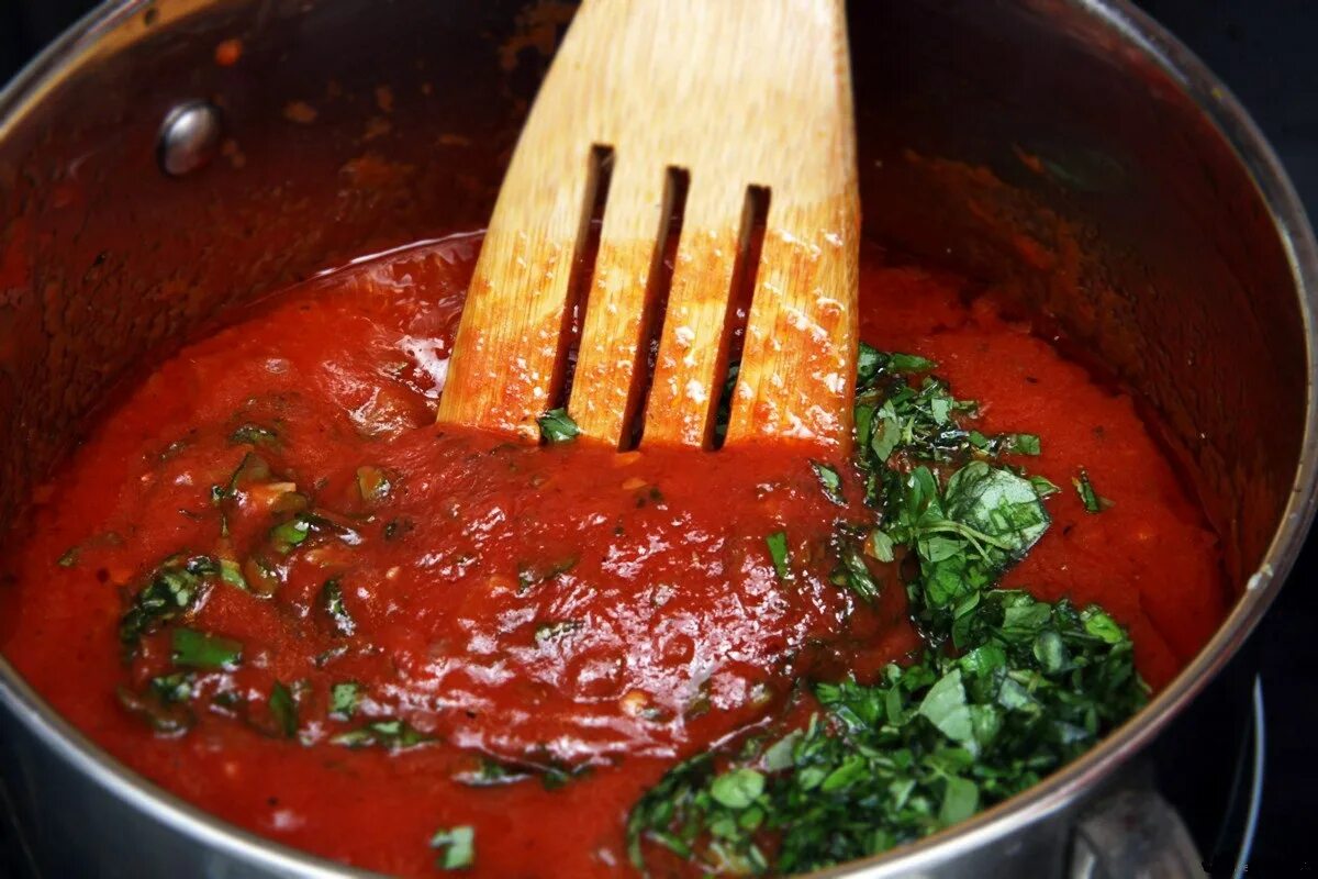 Мясо подливка с томатной пастой. Соус. Томатный соус. Соус из помидор. Соус для шашлыка.