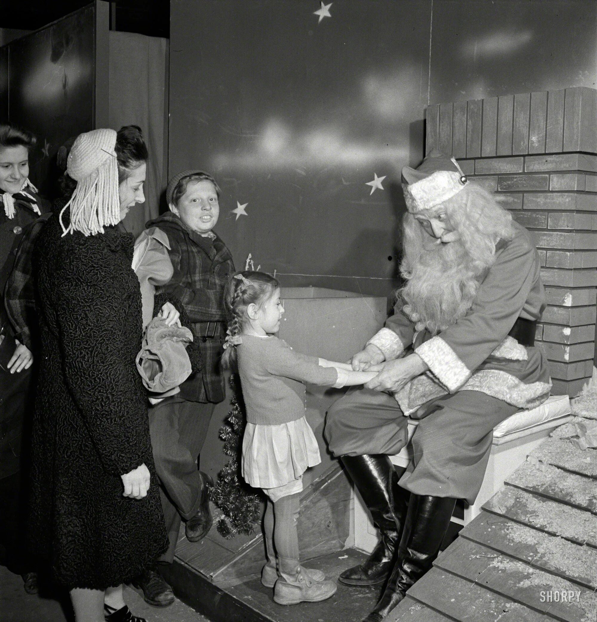 Новогоднюю сказку 1942. Очень страшный 1942 новый год герои. Очень страшный 1942 новый год герои. Детская елка в войну. Очень страшный 1942 новый год герои.