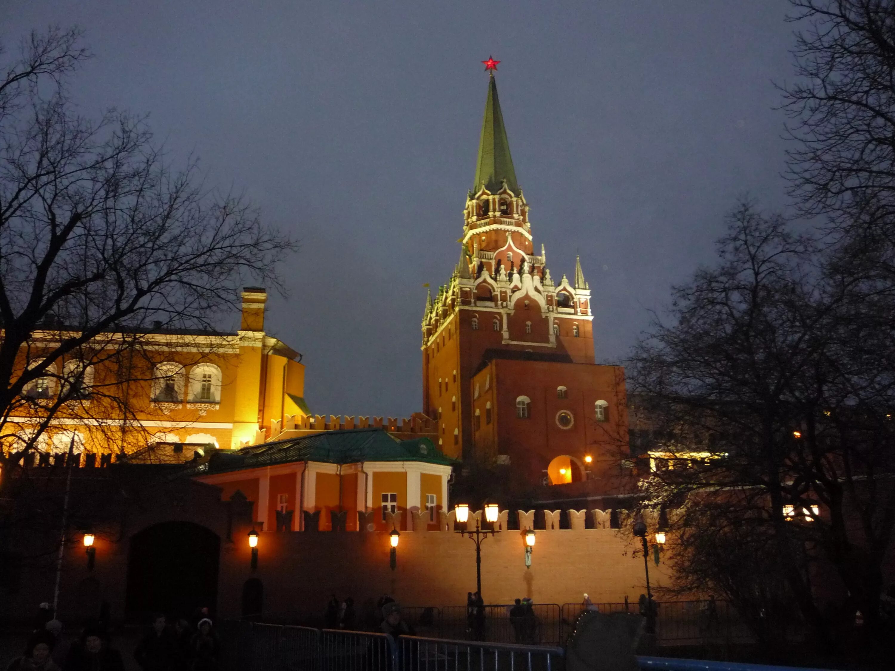 Кремлевская 13. Московский Кремль и красная площадь. Кремль ночью. Вечерняя Москва. Кремль на телефон.