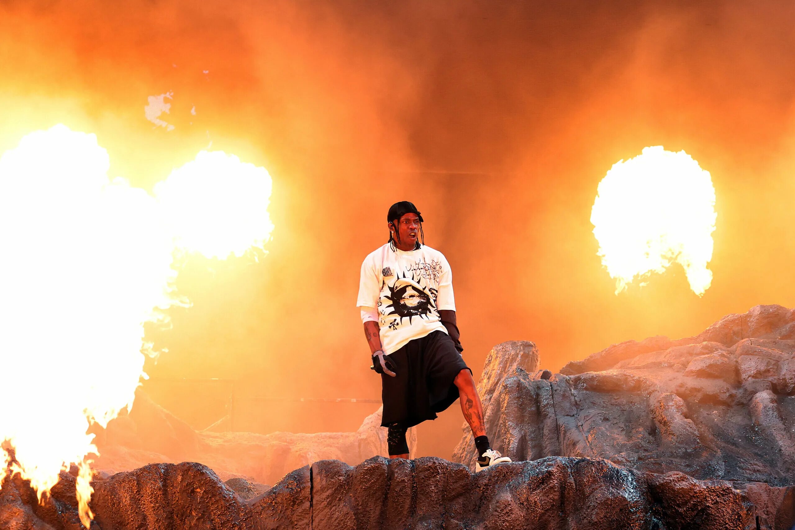 Utopia scott. Утопия трэвис скотт. travis scott египет utopia. осирис трэвис скотт. travis scott концерт в египте.