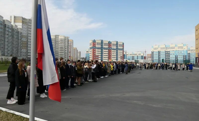 Патриотические линейки. Брянск подъём флага в школах. Поднятие флага в школе 66 Брянска. Патриотическая линейка в школе. Линейка патриотическая Россия.