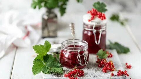 Красная смородина в банке на зиму