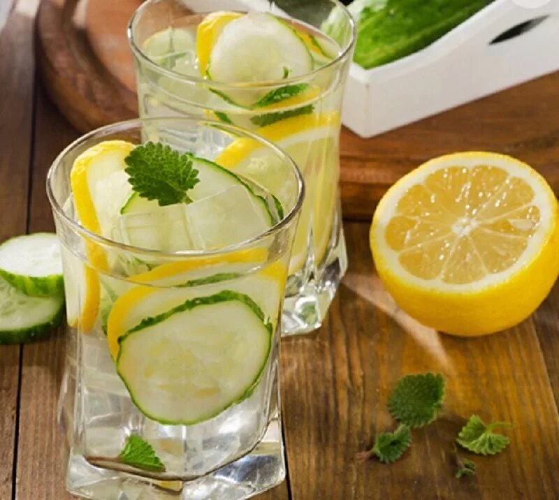 Пить подсоленную воду. Вода с лимоном и мятой. Огурец лимон мята вода для похудения. Детокс вода огурец лимон. Вода Сасси.