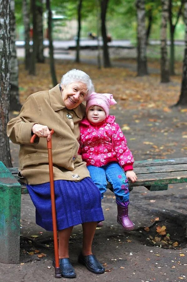 Бабушка с палочкой. Бабушки на скамейке. Бабушка и внучка. Бабушка и внучка на скамейке.