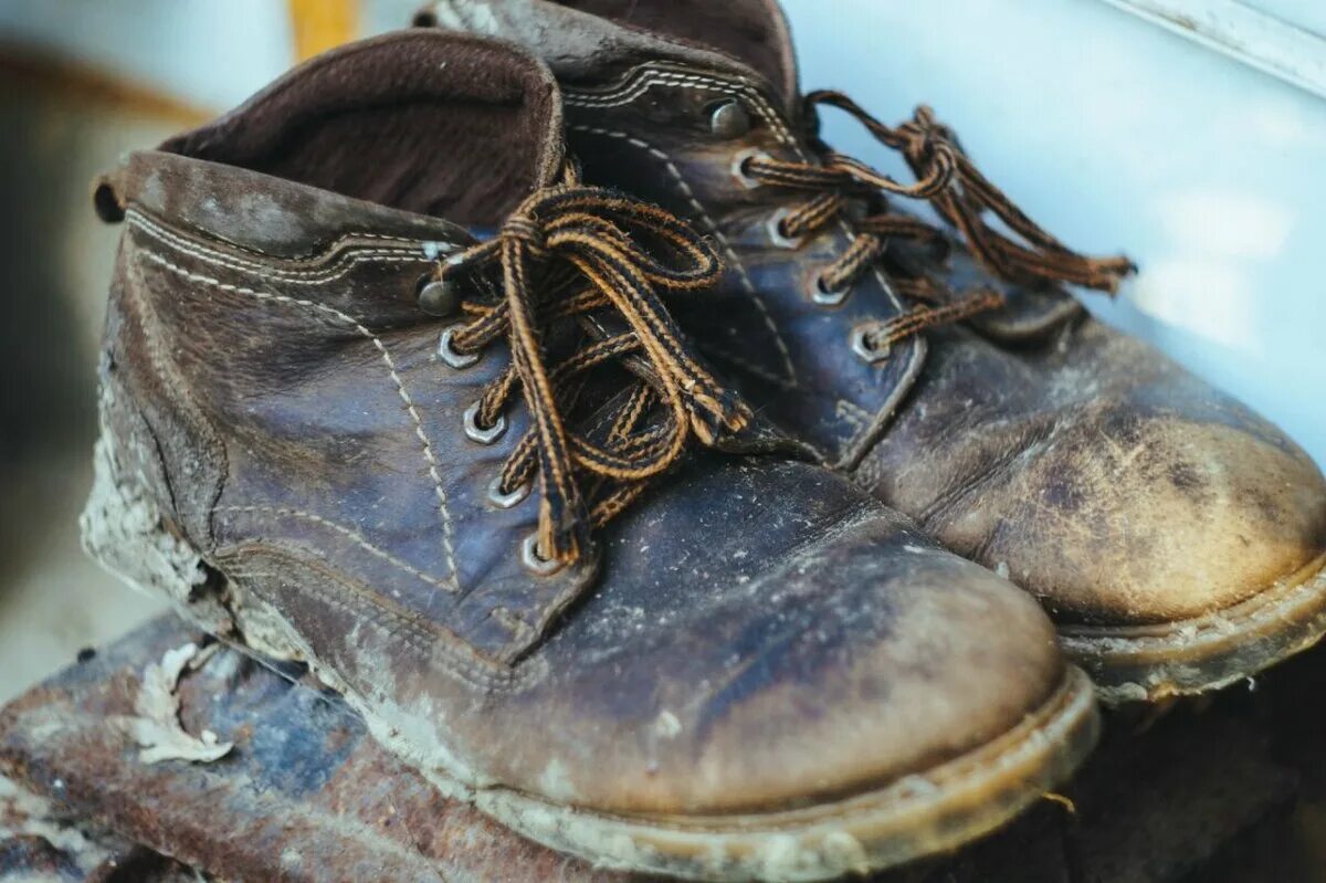 Башмаки стоптаны. Старый башмак. Старые кожаные ботинки. Памятник башмакк и туфли хабаровск. Старые ботинки.