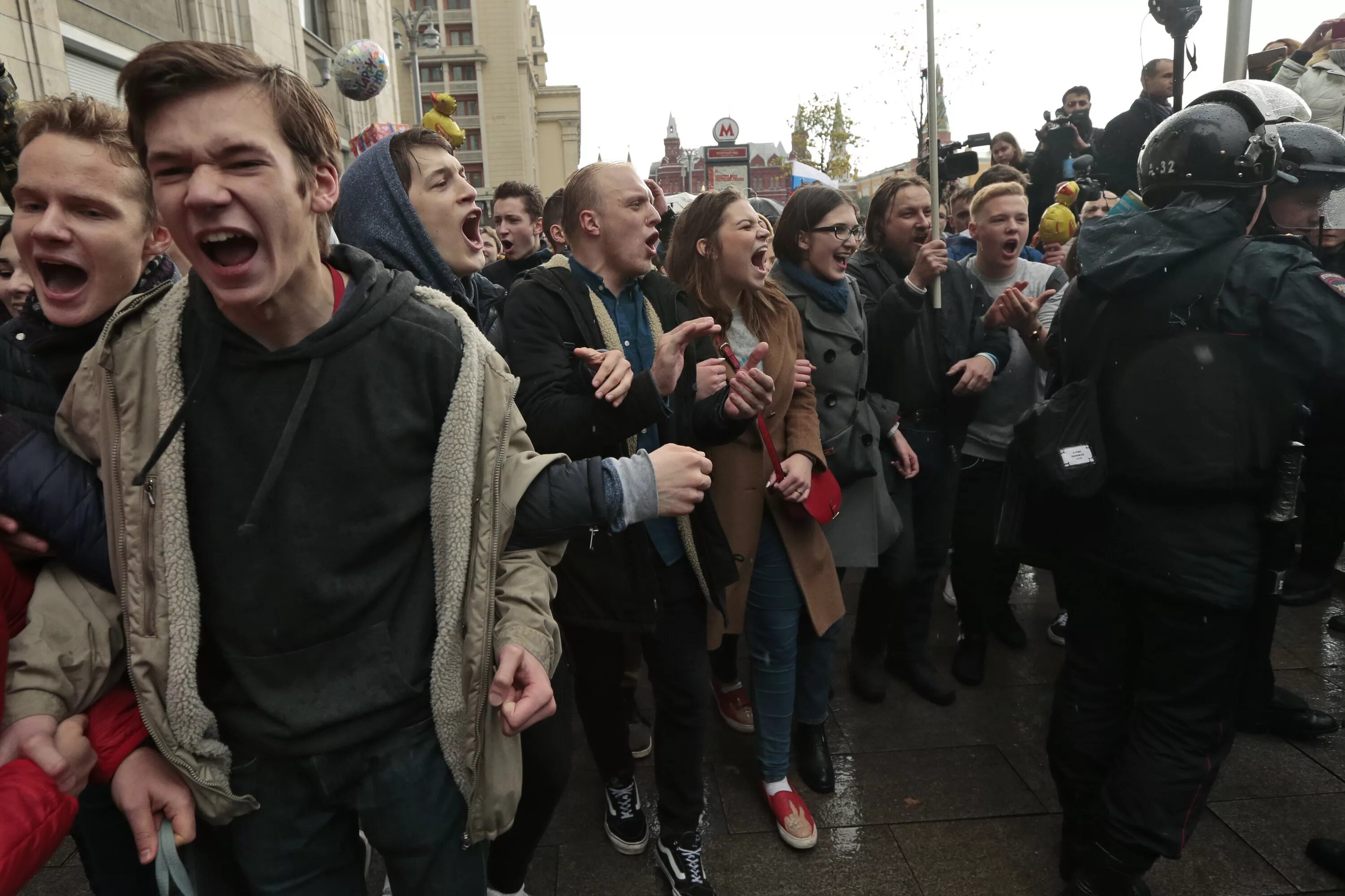 Молодежь на митинге. Протесты молодежи. Школьники на митинге. Молодежь на митингах Навального. Дети на митинге навального