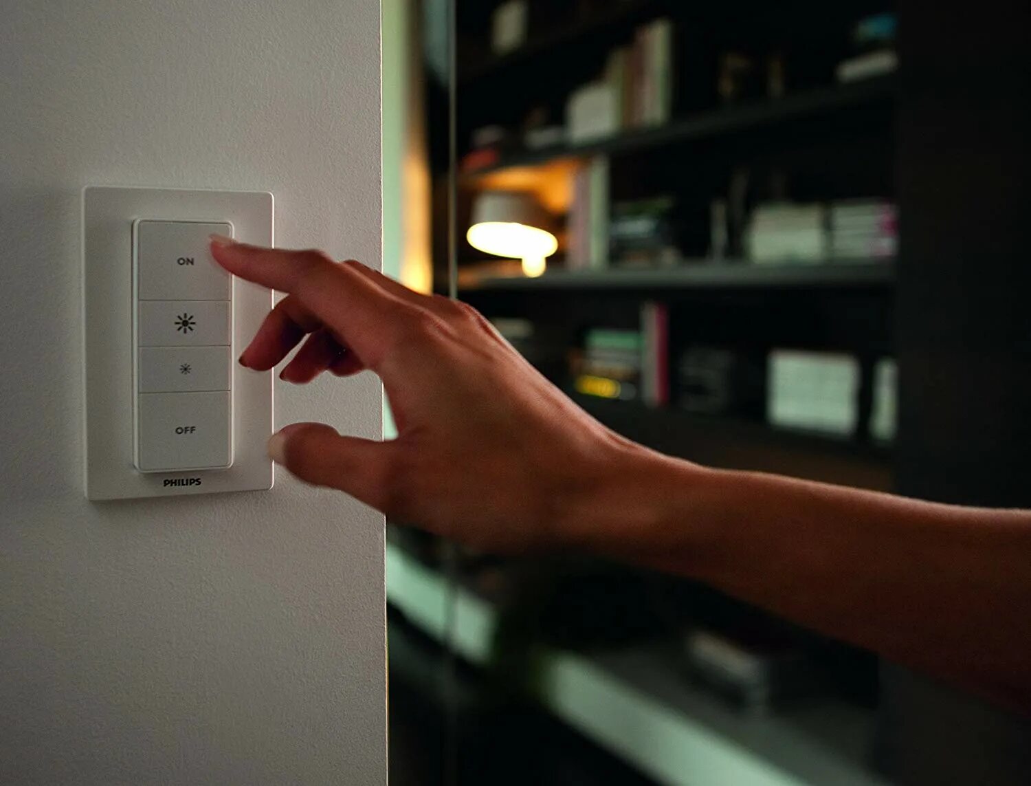 Выключатель автоматического управления освещением. Philips hue dimmer. пульт управления philips hue. выключатели умный дом. умный дом выключатель света.