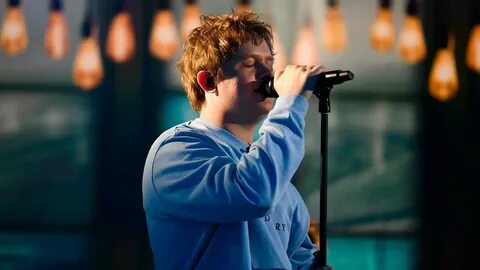 Listen somebody sing