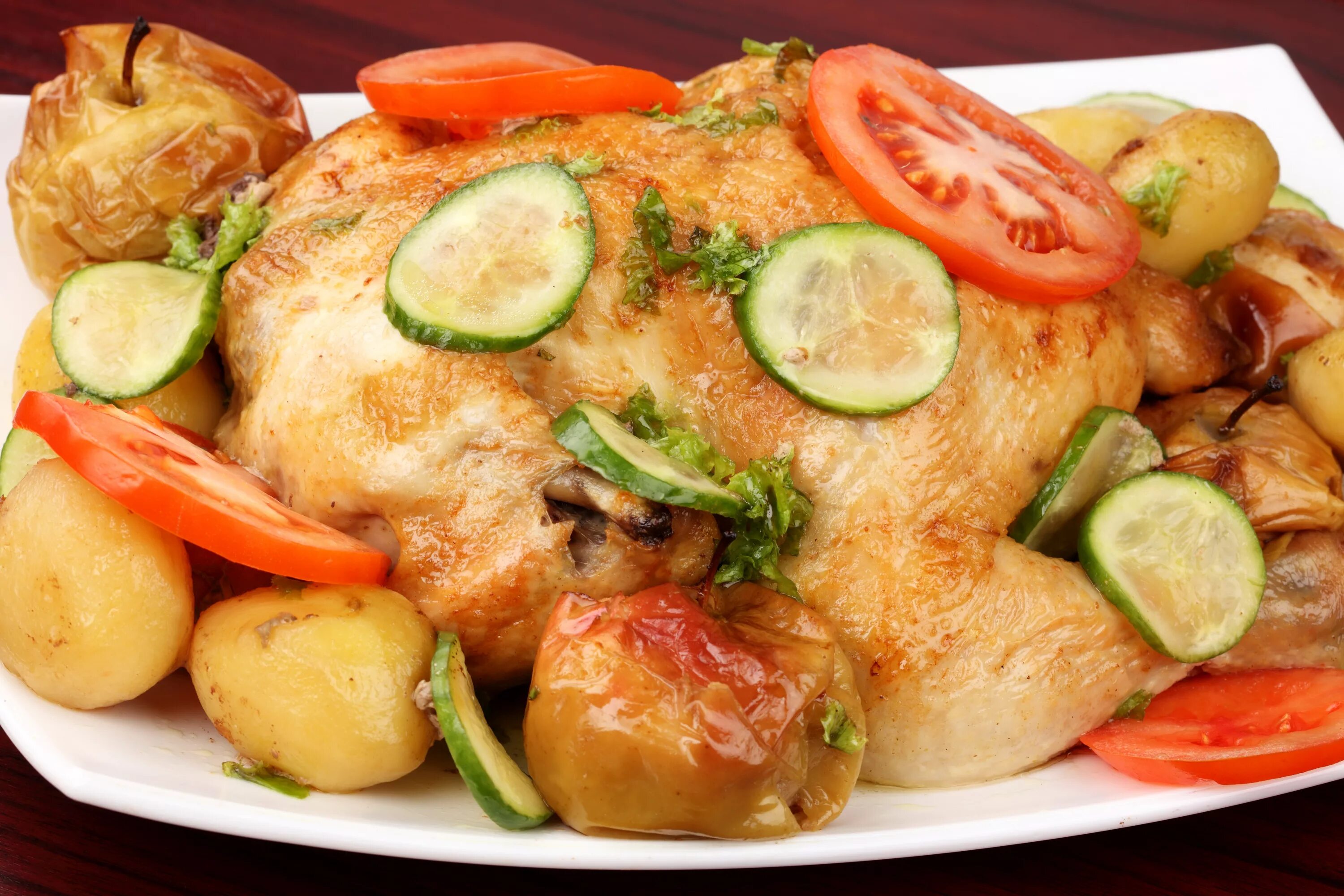Сколько запекать курицу с овощами. Курица с овощами. жареная курица с овощами. курочка с овощами. запеченная курица с картошкой.