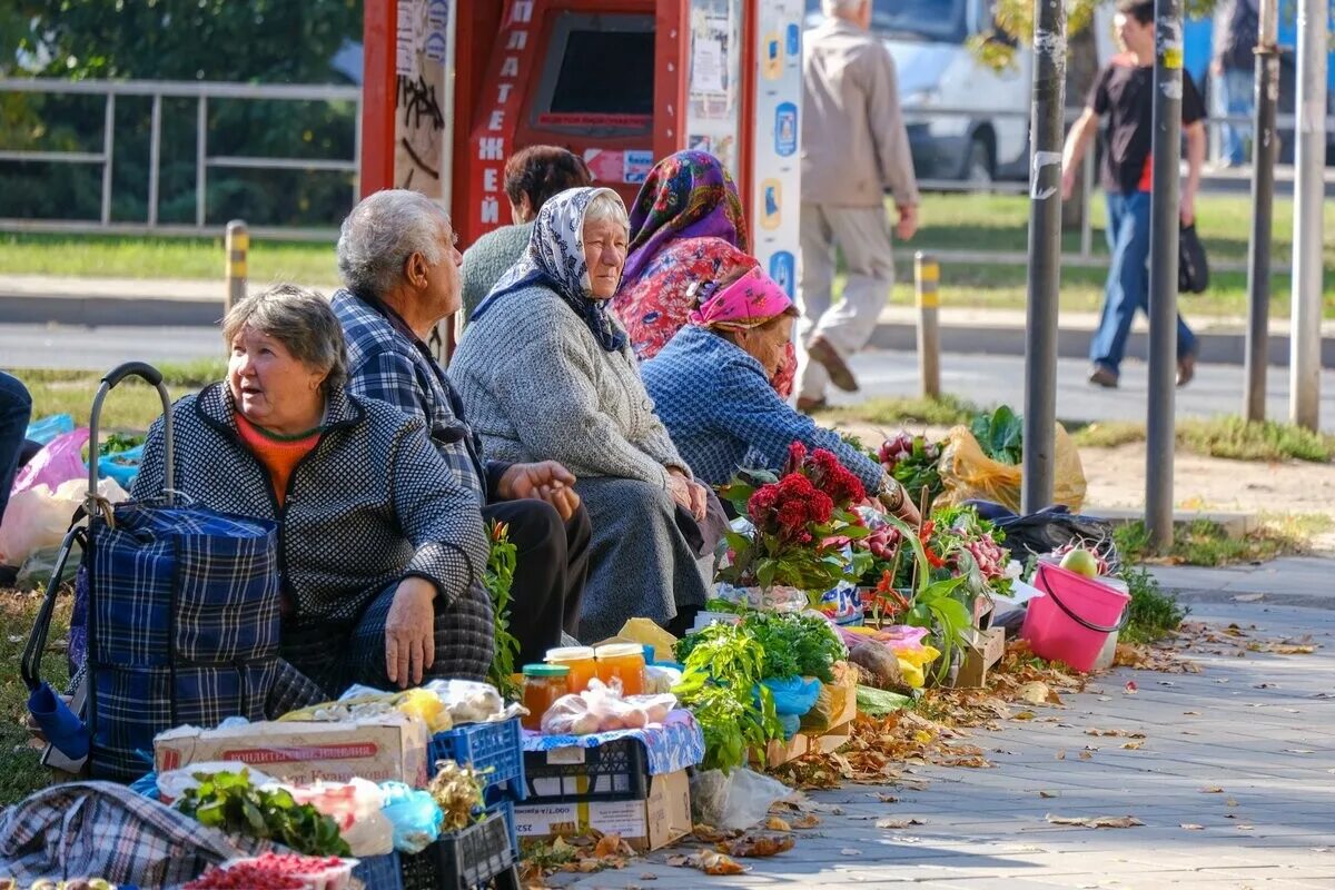 Бабки санкции новые. Бабушки торгуют на рынке. Бабульки на рынке. Бабушка продает овощи. Бабушки на базаре.