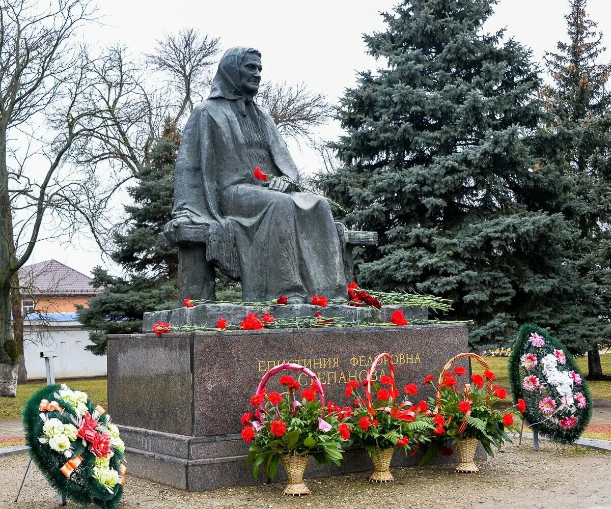 Памятники тимашевск. Памятник Епистинии степановой в Тимашевске. Памятник степановой Епистинии фёдоровне в Тимашевске. Епистиния фёдоровна Степанова памятник. Епистиния фёдоровна Степанова сыновья.