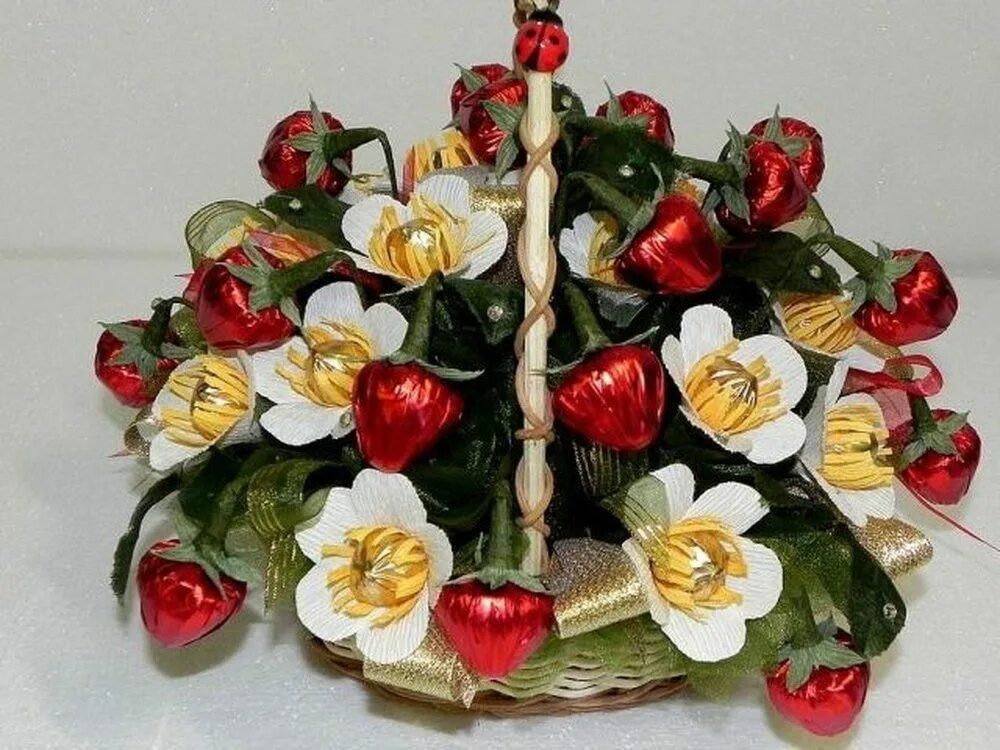 Sweet and floral bouquets in baskets - a selection of 73 photos - Gorodprizrak