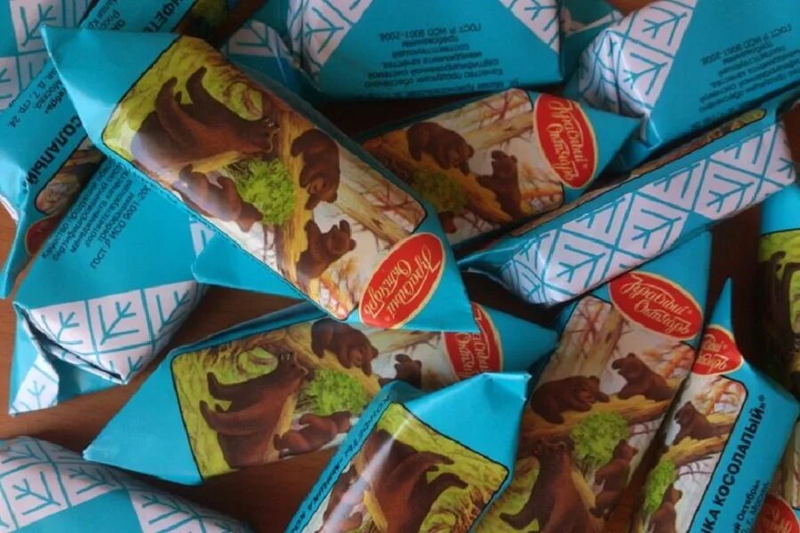 Утро в лесу конфеты. Обертка конфеты мишка косолапый. Конфеты мишки в сосновом бору. Конфеты шоколадные "мишка косолапый" красный октябрь. Утро в лесу конфеты.