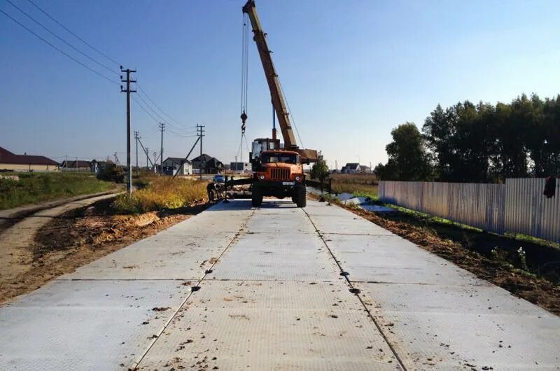 Временные дорожные плиты. Укладка плит аэродромных паг 14. Укладка дорожных плит. Технология укладки аэродромных плит паг 14. Монтаж дорожных плит паг.